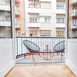 דירה Downtown Luxe Living With Balcony