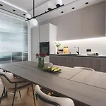 Downtown Luxe Living With Balcony דירה