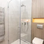 Downtown Luxe Living With Balcony * בודפשט