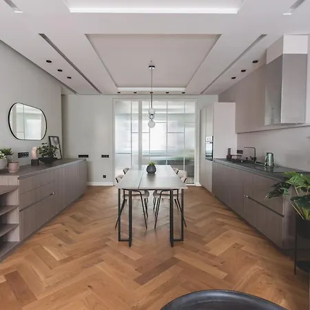 Downtown Luxe Living With Balcony