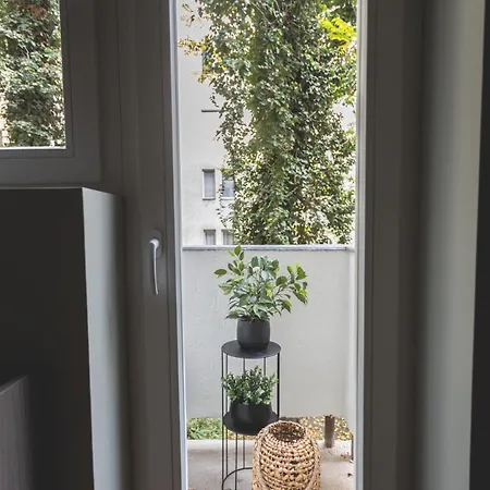 Downtown Luxe Living With Balcony بودابست