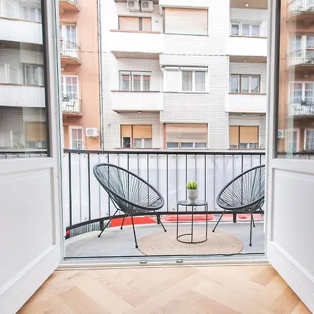 شقة Downtown Luxe Living With Balcony