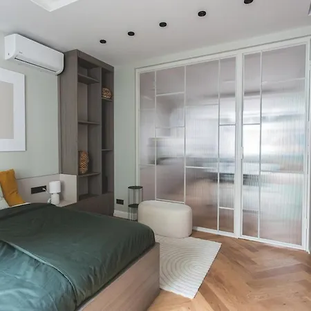 Downtown Luxe Living With Balcony *