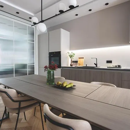 Downtown Luxe Living With Balcony شقة