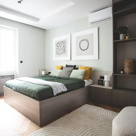 Downtown Luxe Living With Balcony