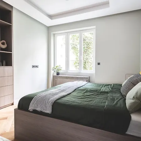 Downtown Luxe Living With Balcony شقة بودابست