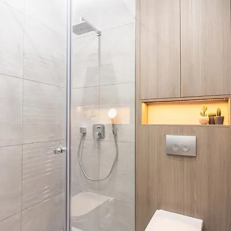 شقة Downtown Luxe Living With Balcony *