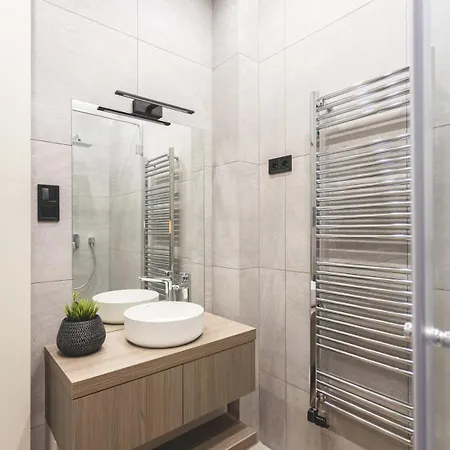 Downtown Luxe Living With Balcony بودابست
