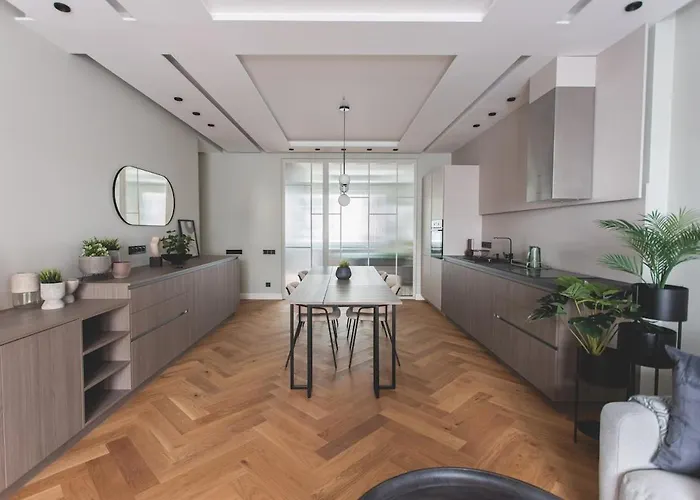 Downtown Luxe Living With Balcony