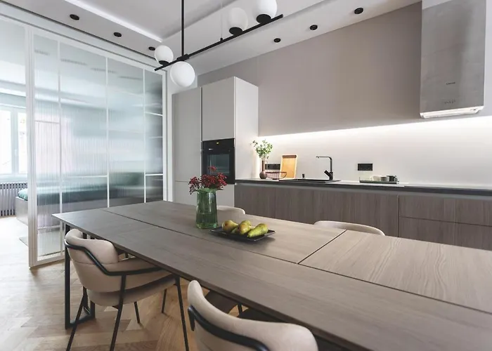 Downtown Luxe Living With Balcony Apartament