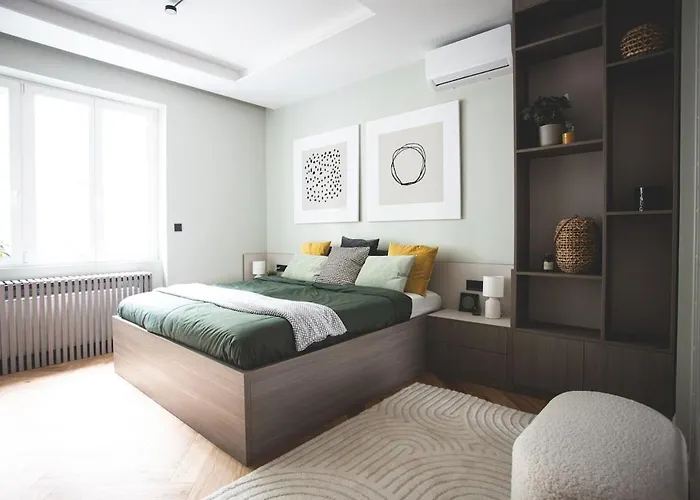 Downtown Luxe Living With Balcony