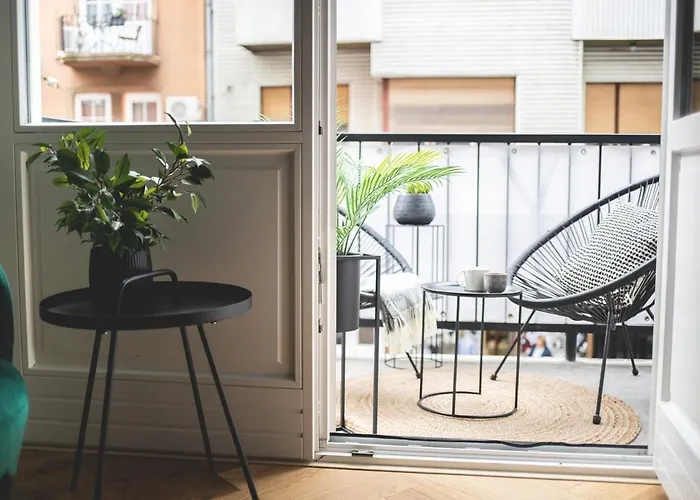 Downtown Luxe Living With Balcony Apartament