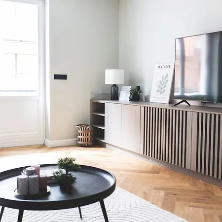 Daire Downtown Luxe Living With Balcony