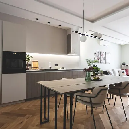 Daire Downtown Luxe Living With Balcony