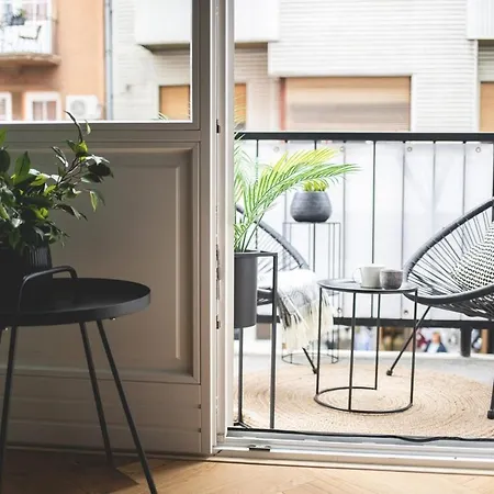 Downtown Luxe Living With Balcony Daire