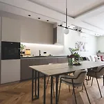 شقة Downtown Luxe Living With Balcony