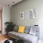 شقة Downtown Luxe Living With Balcony *