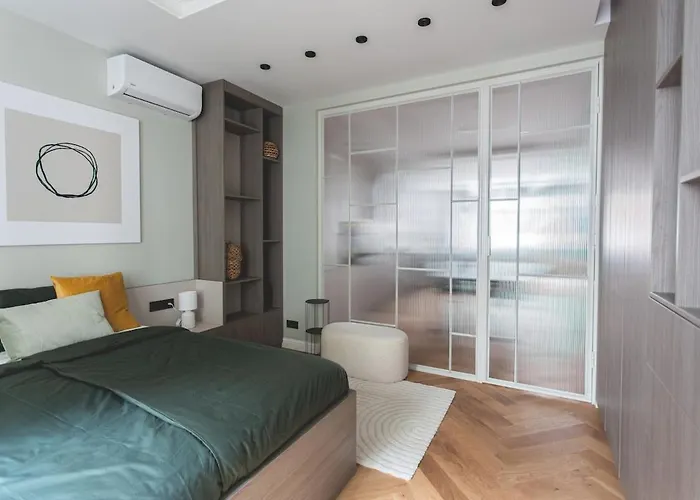 Downtown Luxe Living With Balcony *