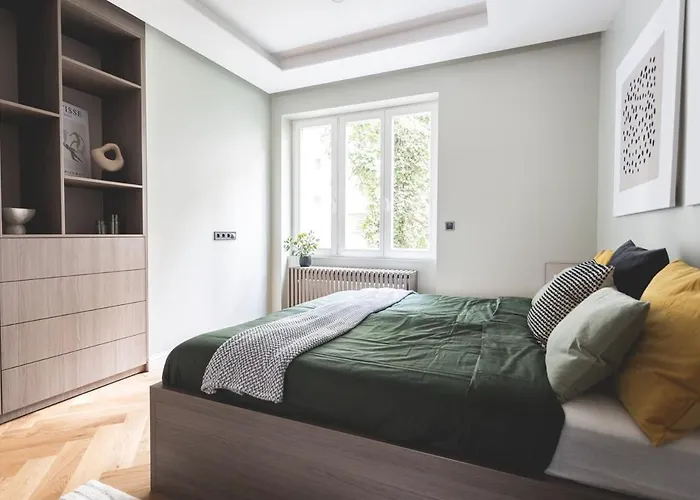 Downtown Luxe Living With Balcony Apartment Budapest